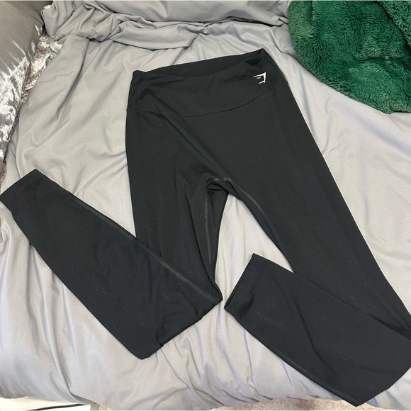 Gymshark black leggings, not front seam. Not tag visible but fits size S/M - Picture 2 of 3